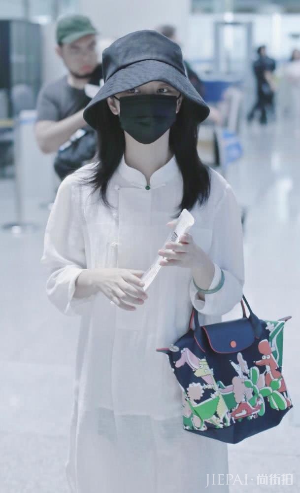 谭松韵包裹严实现身,穿中国风棉麻裙配小白鞋,尽显淡雅休闲风