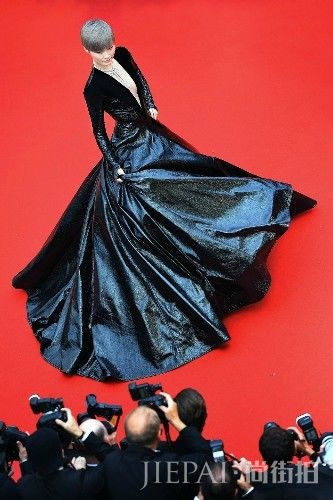 李宇春背娃儿造型遭反对,网友劝告:请不要带偏年轻妈妈!