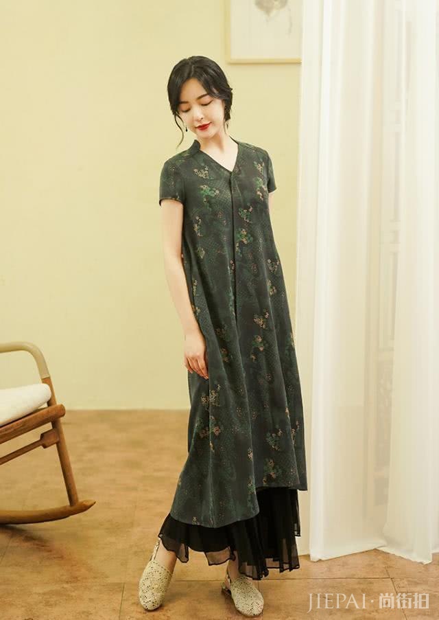 40岁女人穿衣别随便，告别烂大街的连衣裙，这样穿优雅又知性