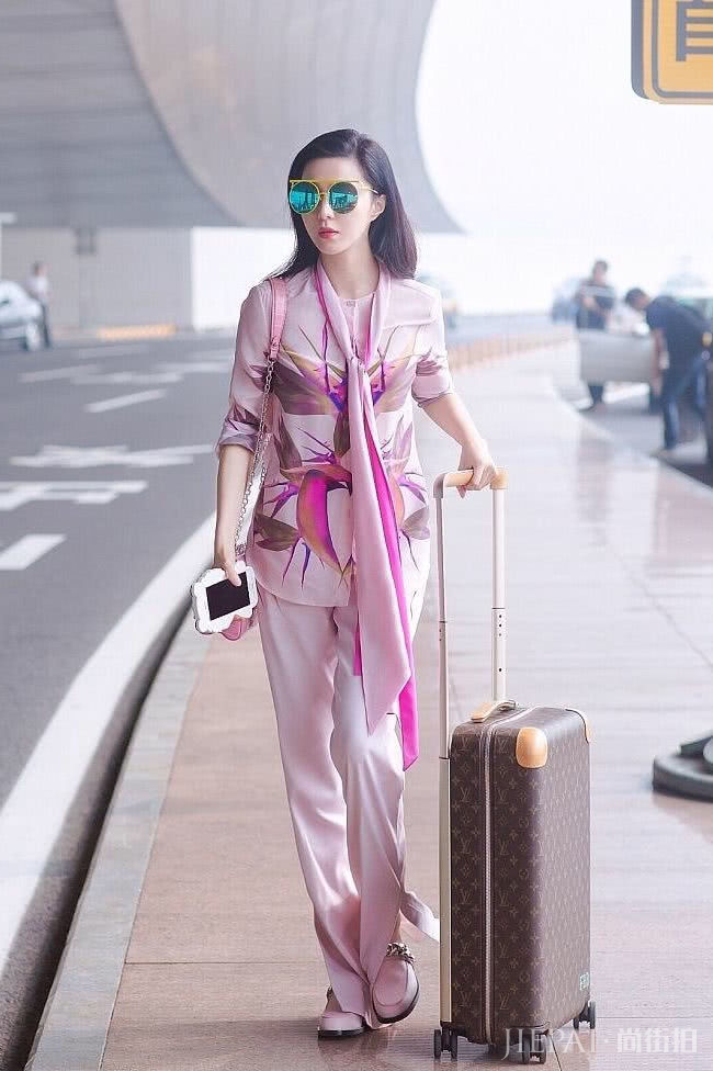 范冰冰现身机场,一身粉色造型很惊艳