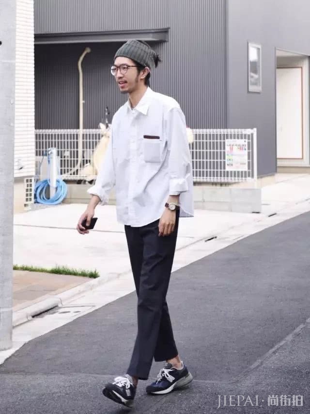 把Tee扎裤子里，不仅是显腿长