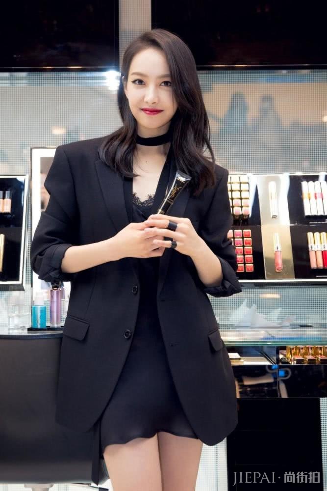 宋茜穿6万5的轻纱裙直接躺地上，美得高级