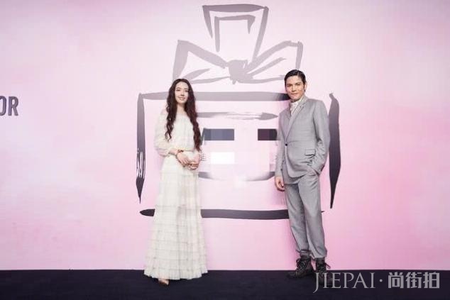 郭碧婷罕见主动秀恩爱,晒与向佐参加活动照,两人亲密合拍超恩爱