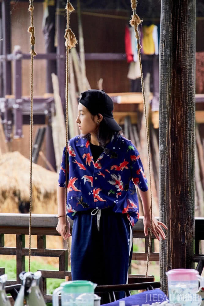 张子枫向往的生活上热搜，私服穿搭有品位