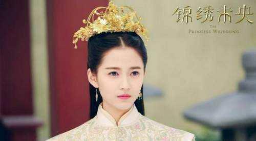 罗云熙正在亲陈钰琪,被导演喊“咔”,陈钰琪一脸疑惑的看着导演