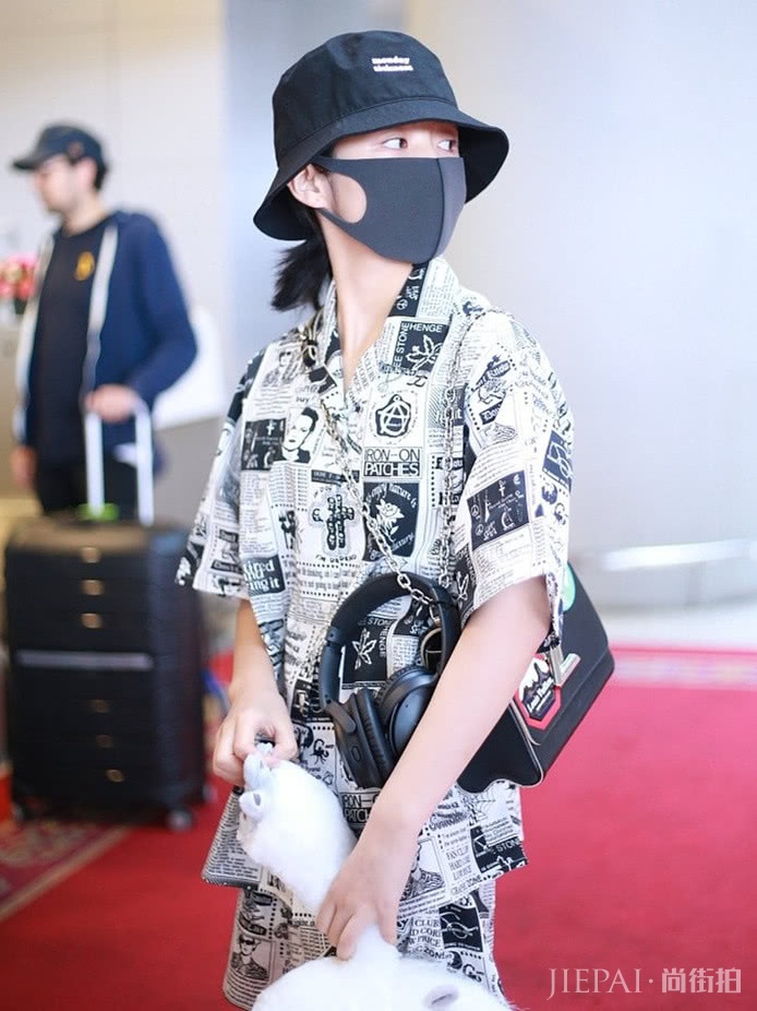 杨超越的内搭,李菲儿的T恤,你更喜欢谁的搭配?