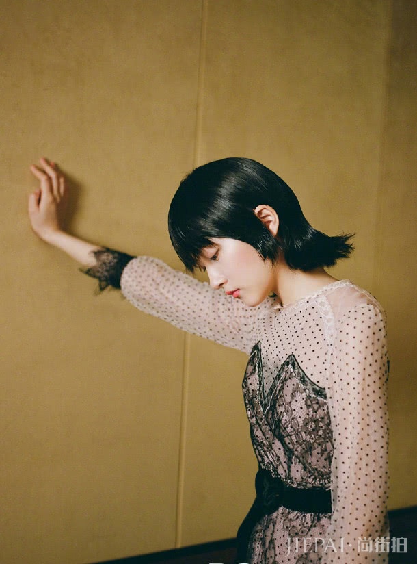 关晓彤换了个短发，气质大变似整容