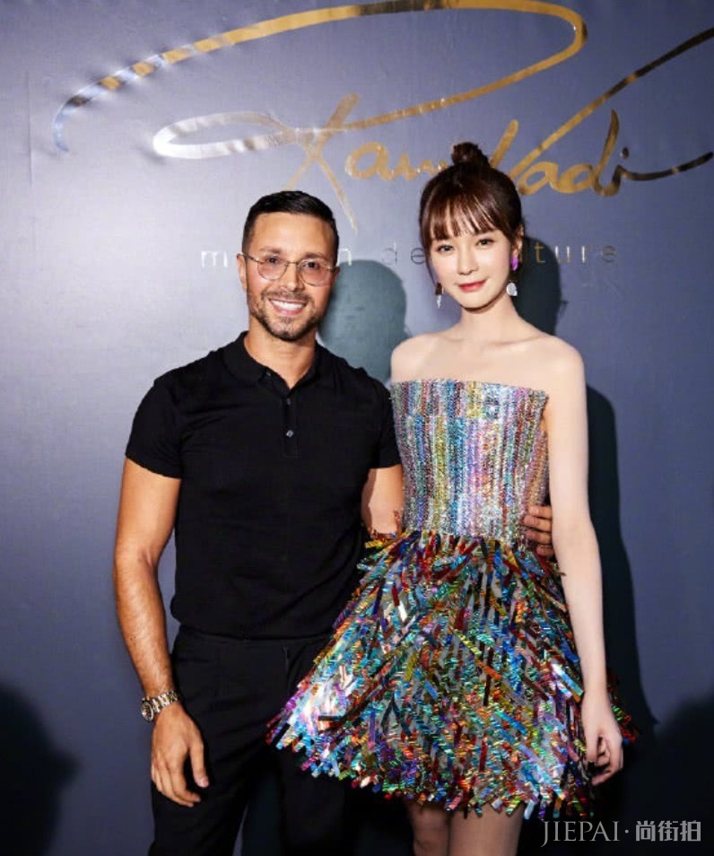 沈梦辰穿湖蓝色长裙出席，气场十足