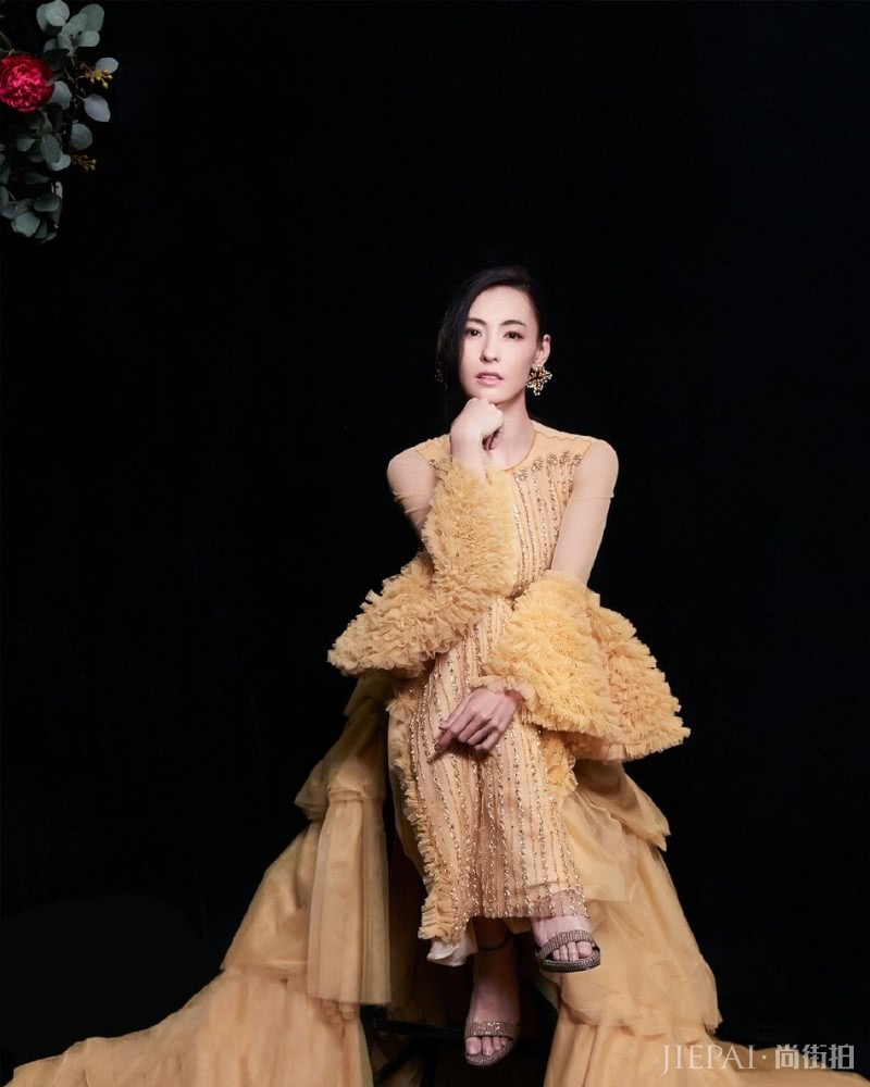 张柏芝登时尚杂志封面，蛋糕裙彰显优雅气质，高贵造型好古典