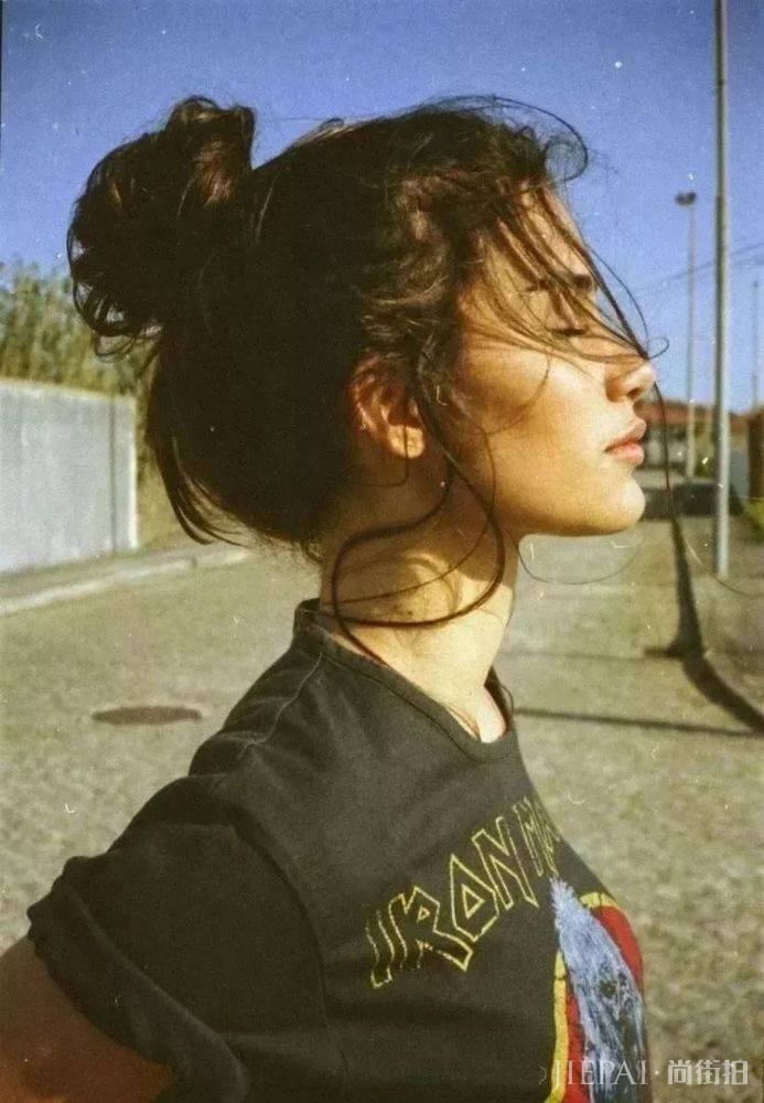 别说丸子头显脸大了，学lisa这么扎清爽时尚秒变女神！