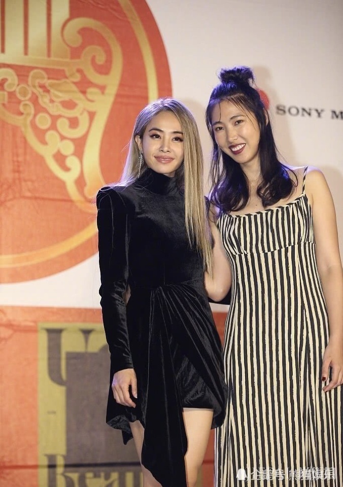 蔡依林金发黑裙A爆全场,保养超好比小8岁王若琳还年轻