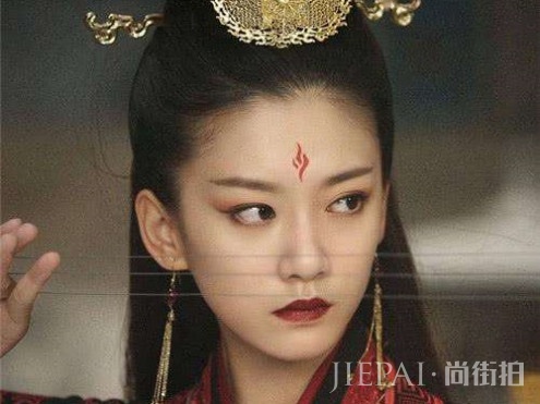 同样是眉间画，躲过了赵丽颖，避开迪丽热巴，而她惊艳了时光！