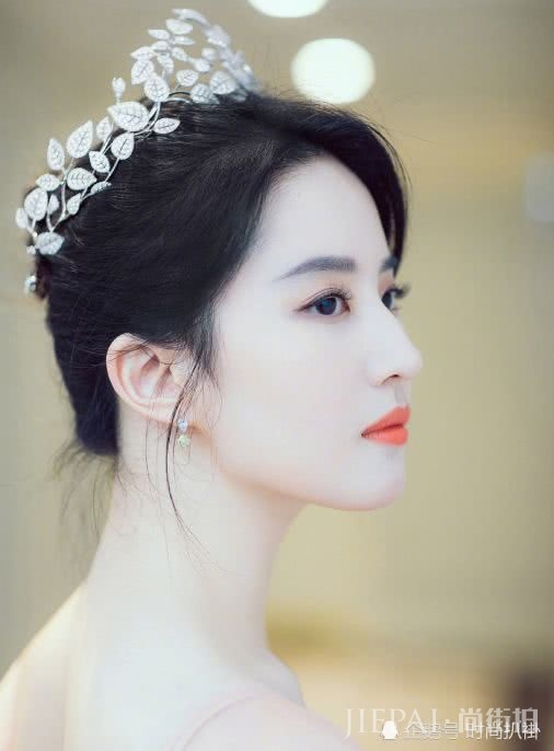 刘亦菲穿裸粉纱裙高级大气，不愧是娱乐圈中的极品美貌