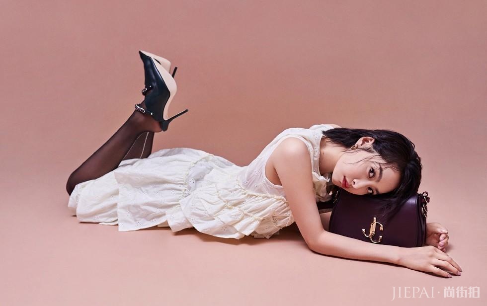 宋茜穿6万5的轻纱裙直接躺地上，美得高级