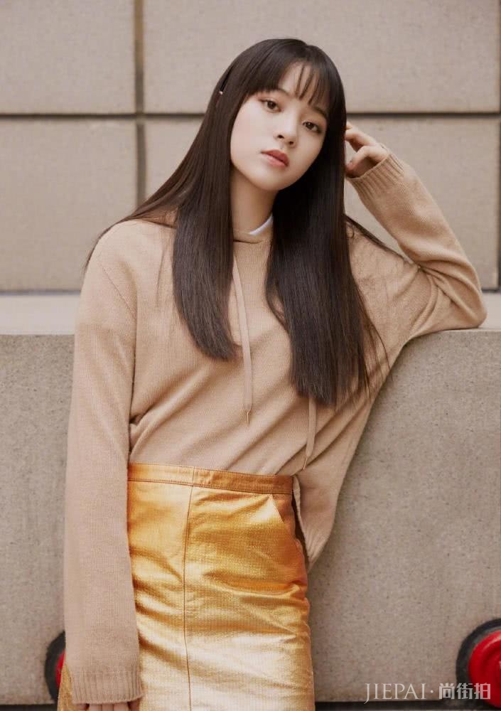 欧阳娜娜年轻活力,贵气小金裙都能穿出少女感