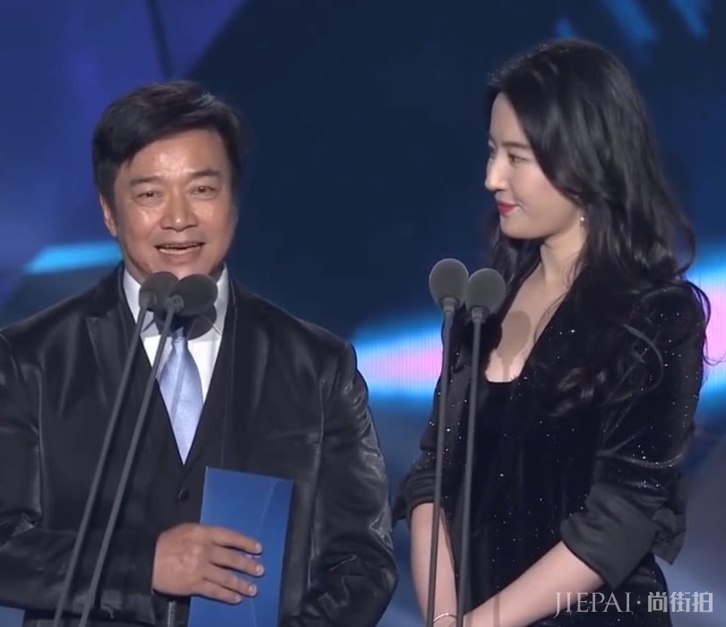 刘亦菲亮相成龙电影节英气十足,与张靓颖合影变霸道女总裁