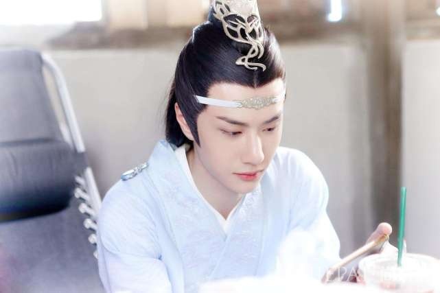 王一博首晒全家福,看到妈妈的长相后,网友:“初恋女神”!