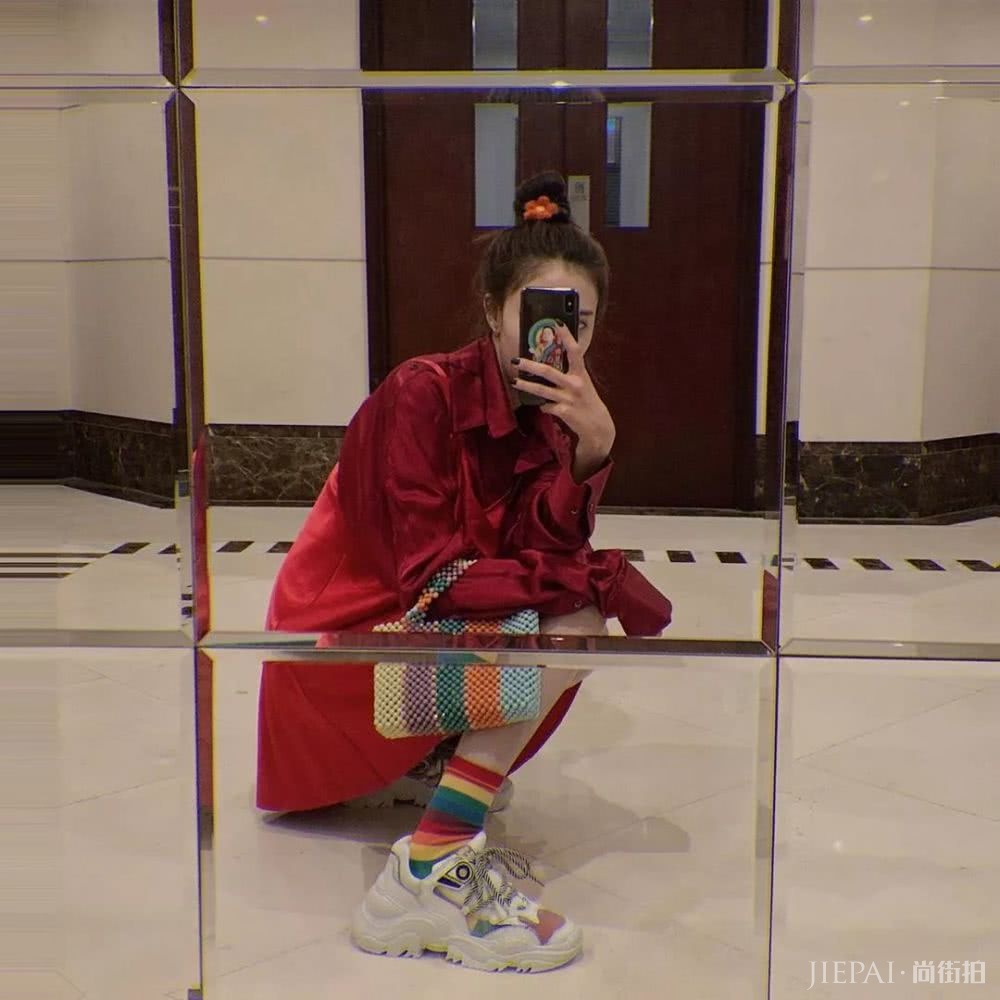 只会学泫雅穿搭?看宋妍霏穿衣打扮经了解一下