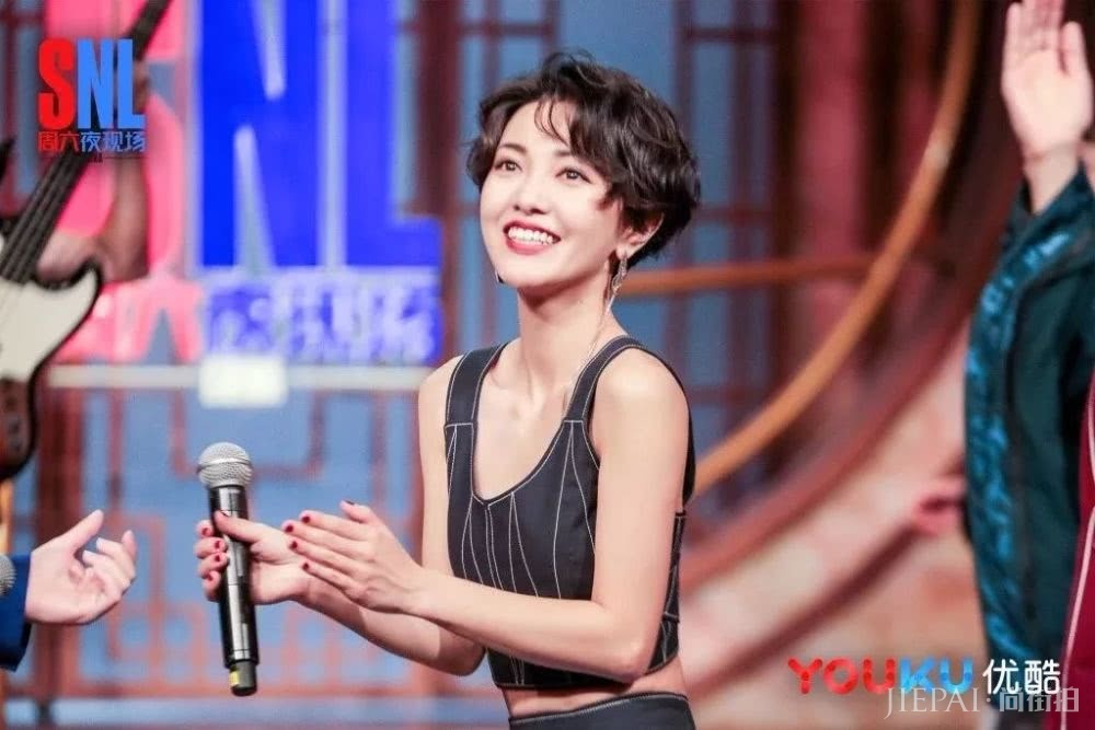 柳岩复古卷发比身材更抢镜!脸小原来靠发型