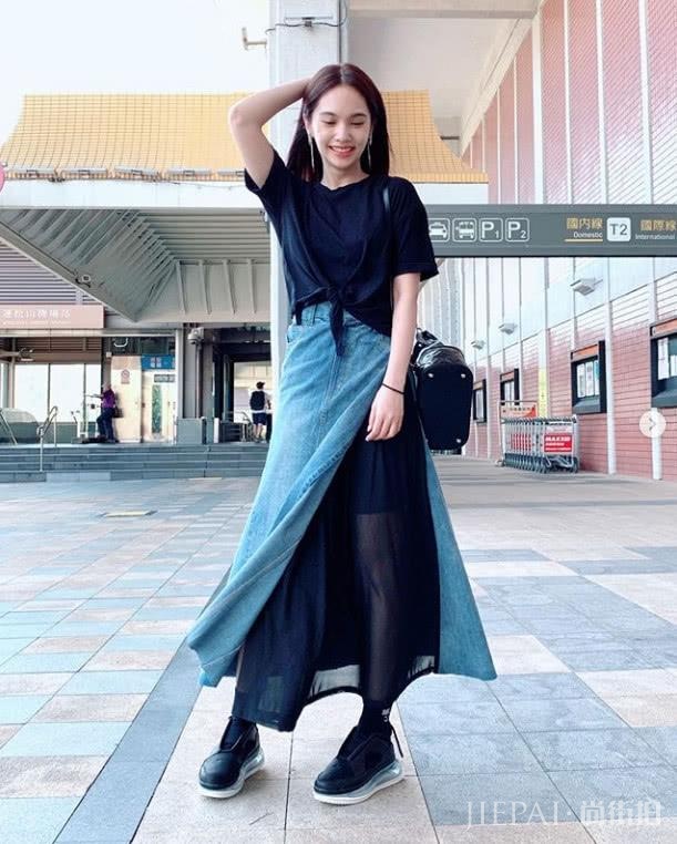 杨丞琳被求婚后现身机场满脸幸福，频撩秀发长腿很抢镜