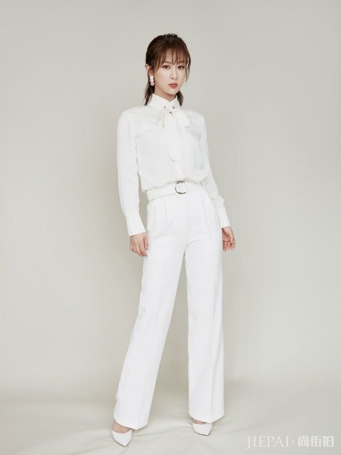 杨紫戴“花瓣耳环”现身,少女感绝佳