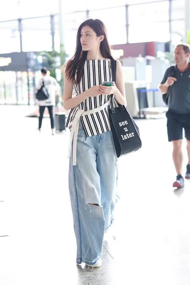 何穗穿一袭白色衬衫裙,清新干净优雅大气,让人看着心里都舒适