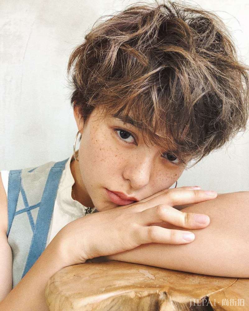 烫短发冷烫好还是热烫好？爱烫发的女生了解一下，免得被误导