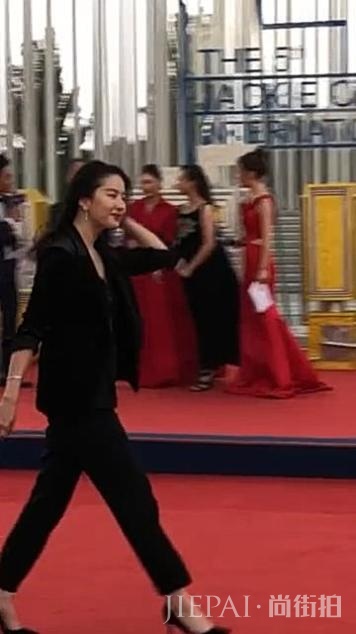 刘亦菲亮相成龙电影节英气十足,与张靓颖合影变霸道女总裁