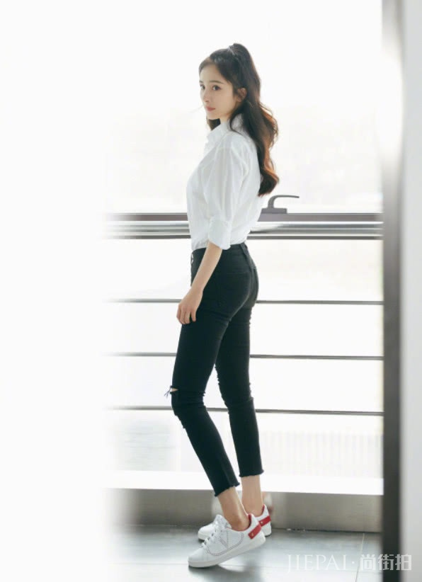 杨幂首次挑战七分裤却被“蝴蝶臀”抢镜?太厉害了