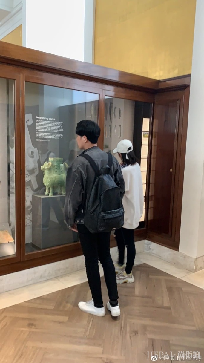 张若昀唐艺昕蜜月再被偶遇,细节看出两人家庭地位,绝对实力宠妻