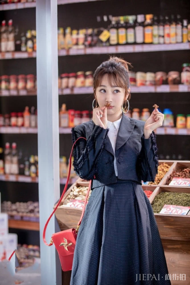 杨紫杏眼圆脸配星空衬衫,御姐气质明显