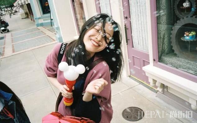 空乘倪妮偶遇艺人倪妮,两人同姓同名很有缘,空姐颜值不输明星