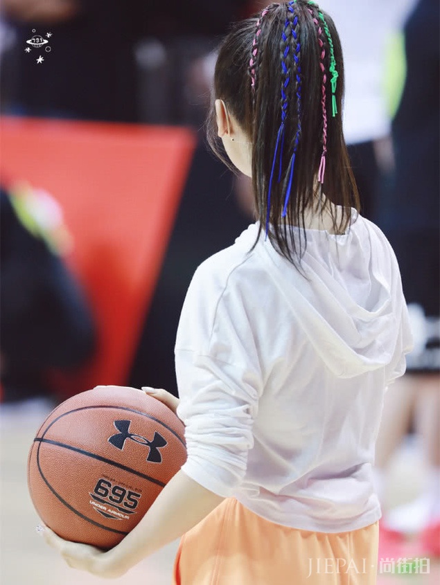沈梦辰撞上杨超越,高马尾造型还搭脏辫,差10岁却美得不相上下