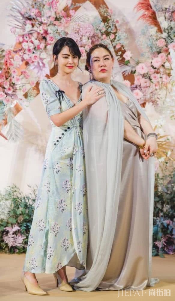 泰国女星Mai穿印花裙参加好友婚礼,优雅气质抢尽新娘风头