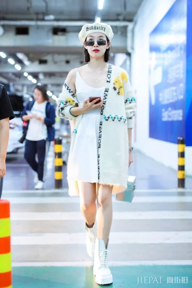 一条连衣裙解锁夏日N种时髦搭配