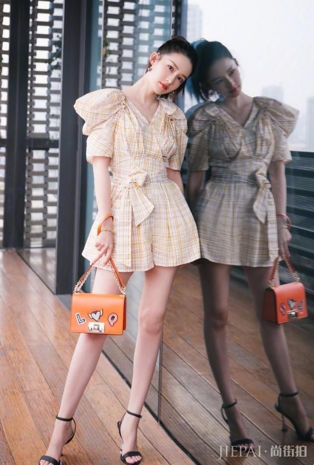 李沁机场街拍？腿跟涂了粉底液似的嫩白，穿黑裙更明显