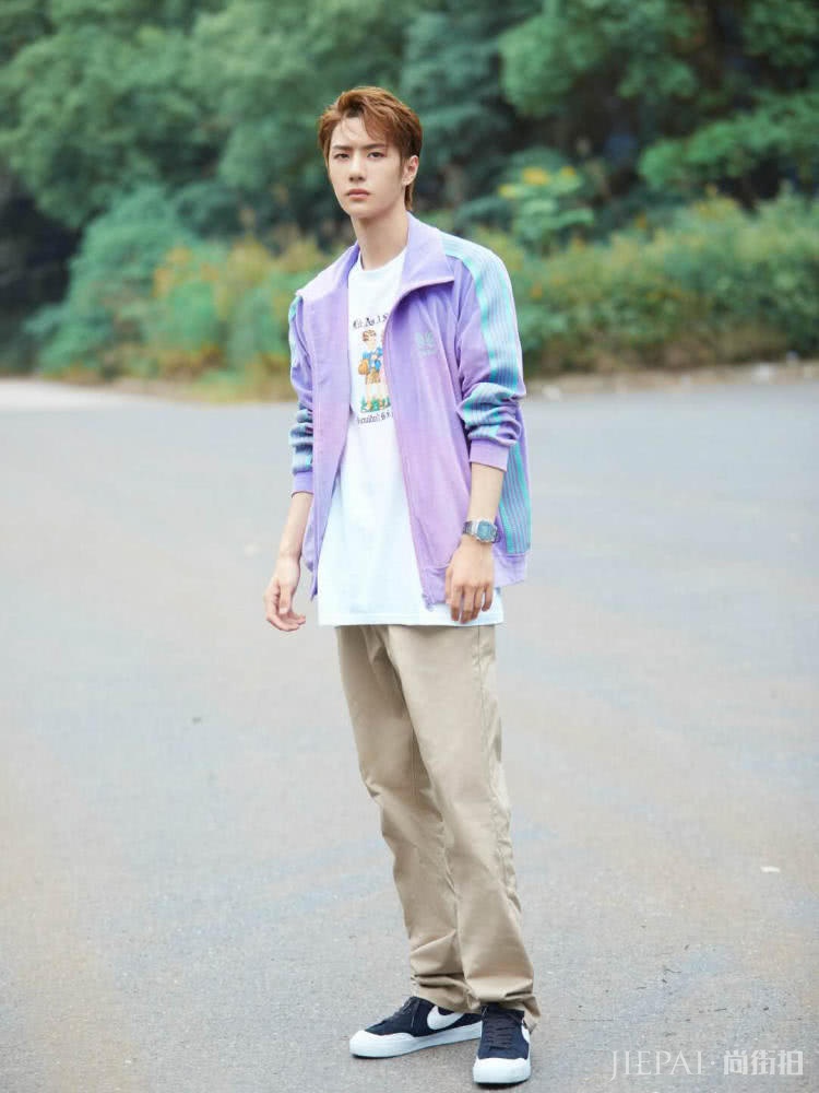 滑板少年王一博运动风搭配帅气又有活力