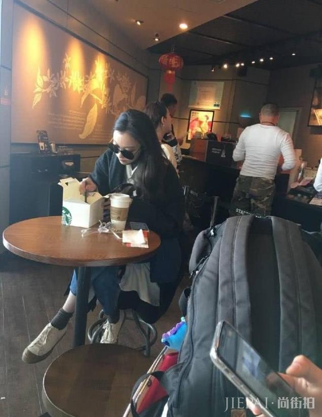 空乘倪妮偶遇艺人倪妮,两人同姓同名很有缘,空姐颜值不输明星