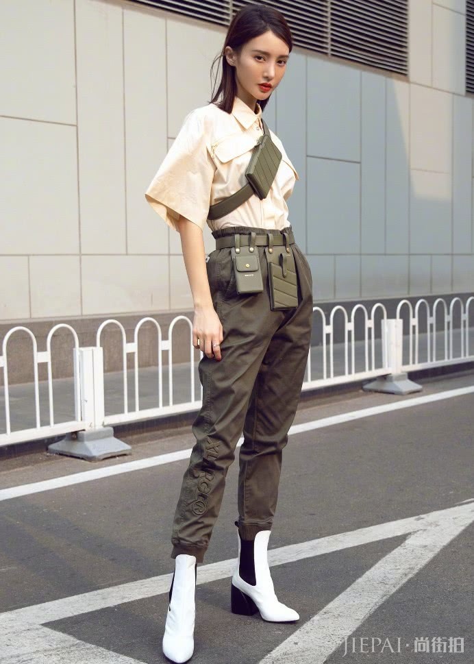 金晨“梯子袜”配“半腿毒液靴”,气场真强