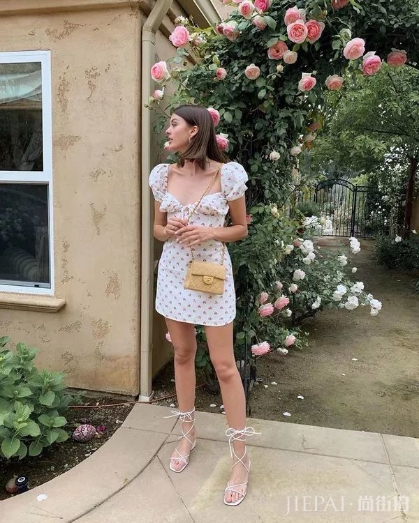 没其他原因，这位法国时尚博主穿衣好看全是因为“颜美人瘦”四个字