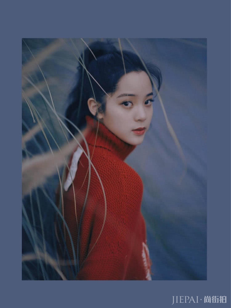 欧阳娜娜换新发型，身穿一套红色衬衫裙又酷又甜