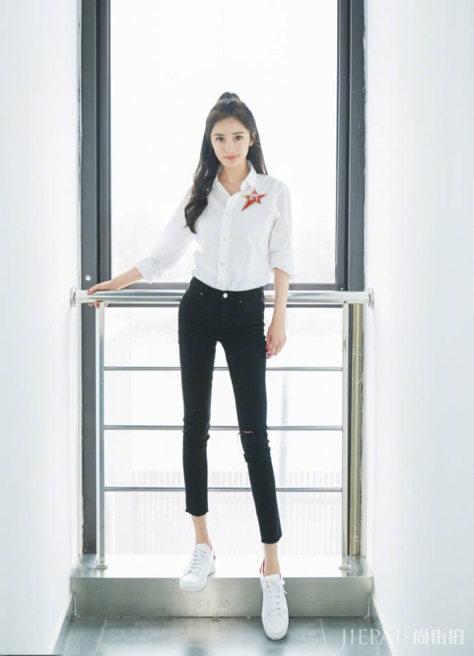 杨幂白衬衫漫画腿勾勒出S型好身材，饱满发际线重回颜值巅峰