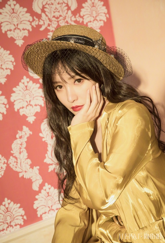 柳岩穿金色吊带睡衣拍写真，展现成熟女性的魅力