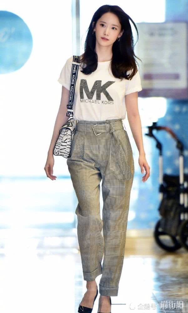 林允儿活动掉落高跟鞋,通勤风穿搭显高挑