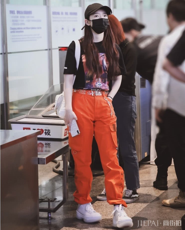 匡威已经过时,今年流行孟美岐的“猪肝靴”