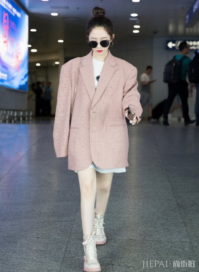 匡威已经过时,今年流行孟美岐的“猪肝靴”