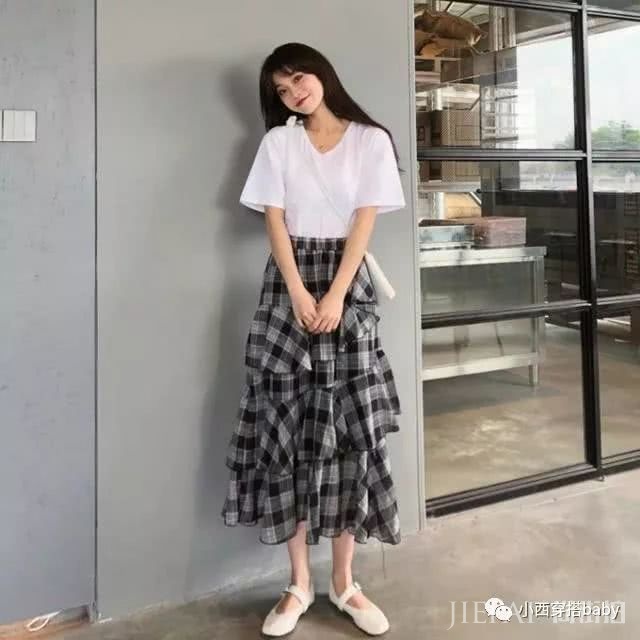T恤下面除了裤子还能搭什么?这样穿又简单又美