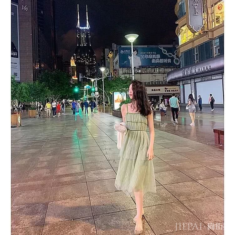 没错，这就是你想要的显白牛油果绿穿搭指南