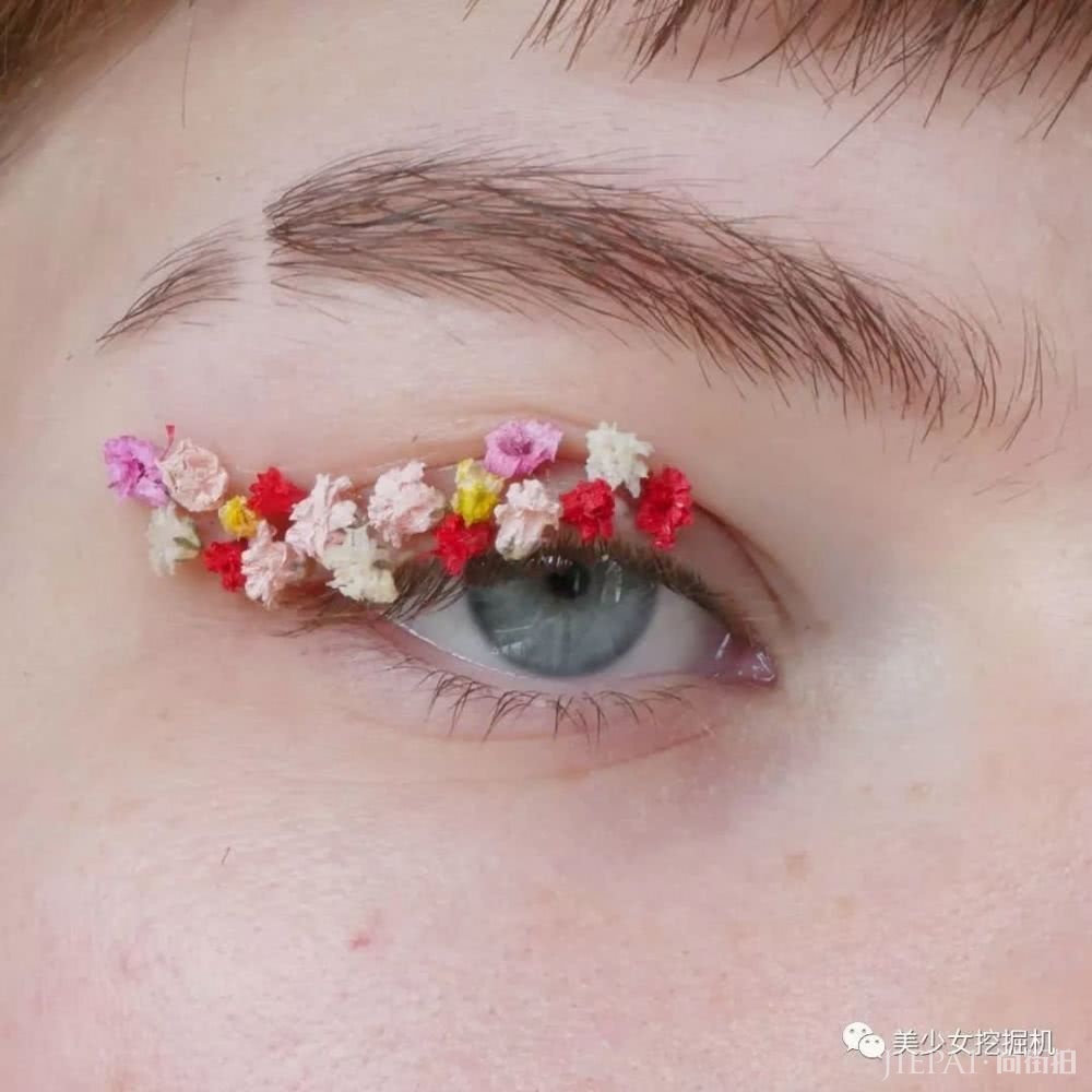 长着一张精灵脸的俄罗斯少女,都拜倒在她的彩虹眼影和神仙发色