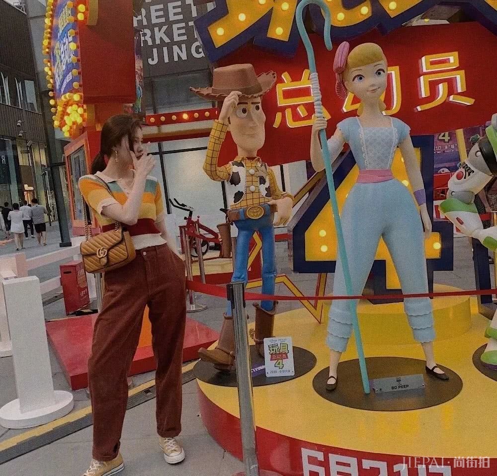 只会学泫雅穿搭?看宋妍霏穿衣打扮经了解一下